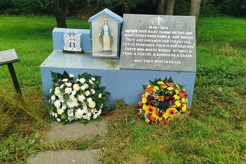 Two wreaths laid in Castleblayney in memory of all who have died of Covid