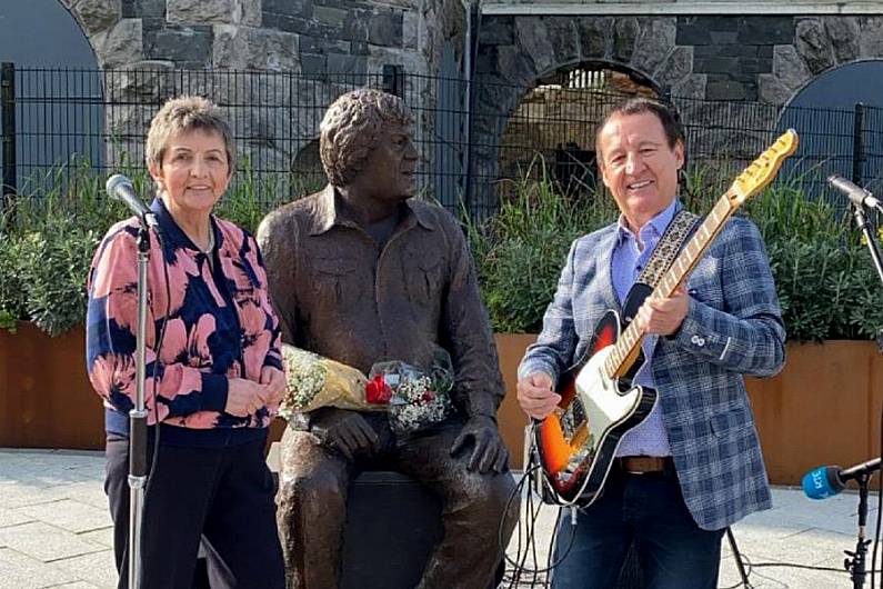 Margo and Declan Nerney busk in Castleblayney to call for supports for musicians